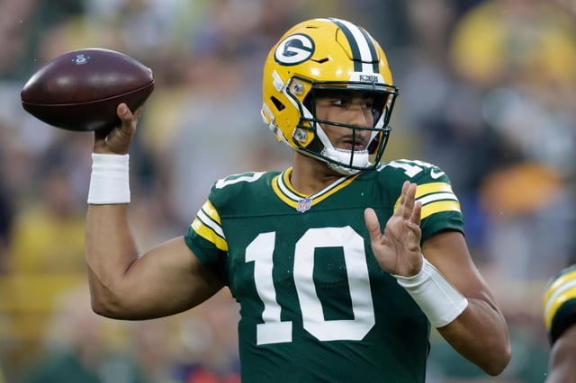 Jordan Love de los Packers de Green Bay lanza el balón en el encuentro de pretemporada ante los Jets de Nueva York el sábado 9 de agosto del 2025. (AP Foto/Matt Ludtke)