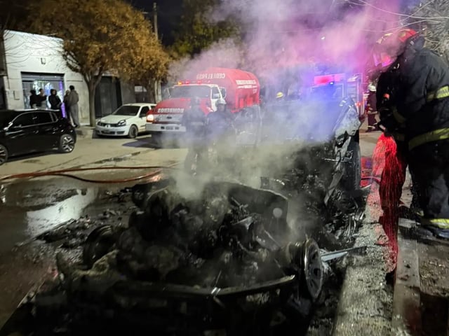 Río Negro: un hombre encapuchado prendió fuego una camioneta que perteneció a un exjugador de Boca