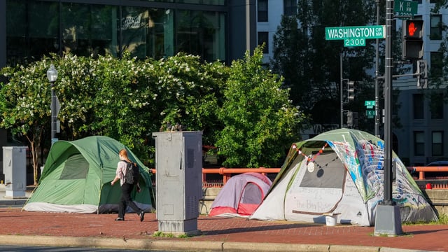 04 August 2025, USA, Washington: Tents are set up in the city center on the sidewalk at Washington Circle. 