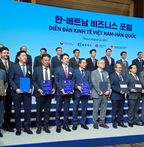 Businesses leaders pose for a photo at the South Korea-Vietnam business forum in central Seoul, on Aug. 12, 2025, in this photo provided by Dunamu Inc. (PHOTO NOT FOR SALE) (Yonhap)