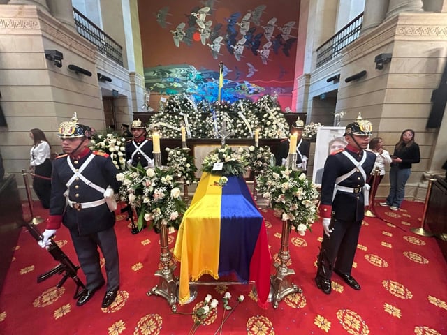 In Kolumbien haben tausende Menschen dem am Montag an den Folgen eines Attentats gestorbenen Präsidentschaftskandidaten Miguel Uribe die letzte Ehre erwiesen.