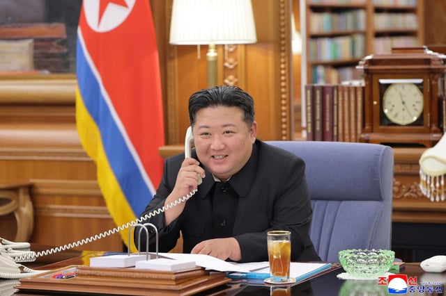 En esta imagen difundida por el gobierno norcoreano, el presidente Kim Jong Un habla por teléfono con el mandatario ruso Vladímir Putin, el 12 de agosto de 2025, en Corea del Norte. (Agencia Central de Noticias de Corea/Korea News Service vía AP)