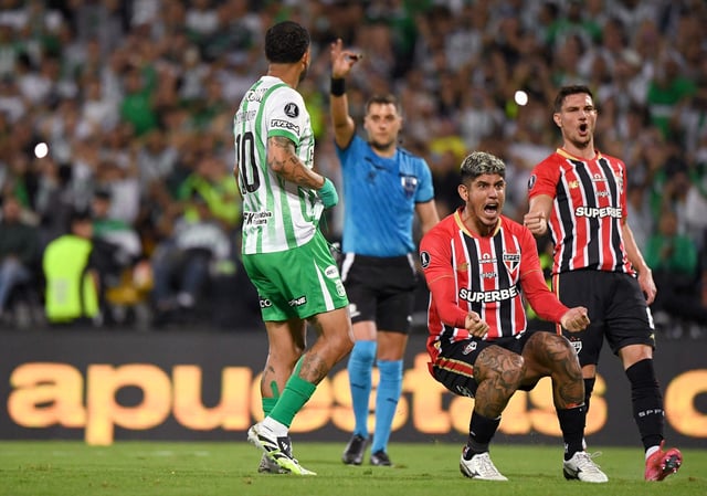 Cardona ya falló su remate, y lo celebra Alan Franco; en Medellín, Atlético Nacional no pudo con el San Pablo de Hernán Crespo (Photo by Jaime SALDARRIAGA / AFP)