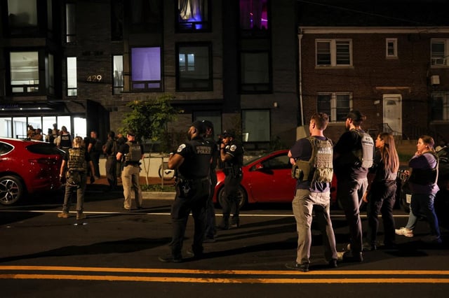 Des agents fédéraux, y compris des marshals américains et le FBI, ainsi que la police métropolitaine, patrouillent dans les rues de Washington DC, le 12 août 2025, après l’annonce par Donald Trump du déploiement de la Garde nationale dans la capitale fédérale.