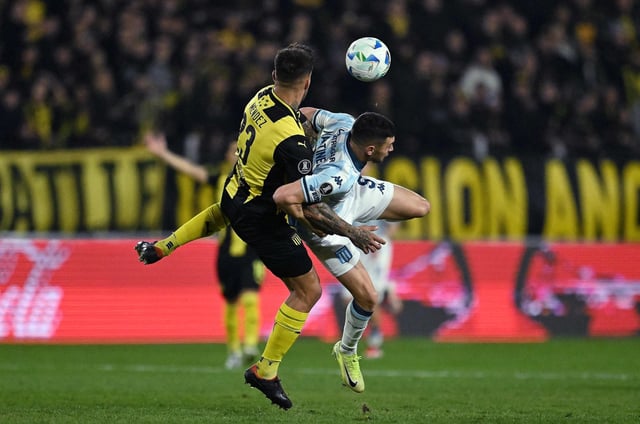 Por una acción parecida a ésta con Javier Méndez, Adrián Martínez fue expulsado, pero el VAR ayudó a corregir la decisión del árbitro Raphael Claus; Racing jugó mal y cayó contra Peñarol en Uruguay por la Copa Libertadores.