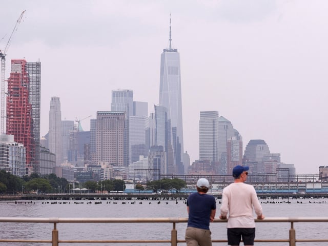 NEW YORK (United States), 06/08/2025.- People look at the skyline as haze caused by Canadian wildfires and cloudy conditions is visible in New York, New York, USA, 06 August 2025. According to IQAir, smoke drifted from wildfires in Canada causing New York's air quality to move from moderate into unhealthy levels. (incendio forestal, Nueva York) EFE/EPA/SARAH YENESEL