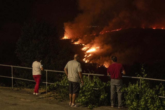 Vista de la aldea de As Chás, Oímbra (Ourense), durante el incendio forestal que afecta a la zona.