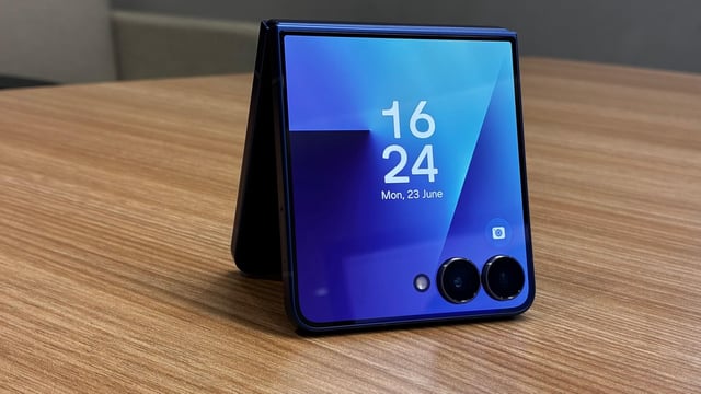  Samsung Galaxy Z Flip 7 5G offers a sleek and compact design, offering premium enhancements. Here are my 3 favourite features.