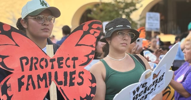 Migrante arrinconados por redadas de Trump protestan y llaman a boicot en Los Ángeles. Foto: CHIRLA