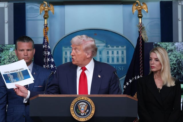 Donald Trump, entouré du secrétaire à la défense, Pete Hegseth, et de la procureure générale Pam Bondi, lors d’une conférence de presse sur la criminalité donnée, lundi, à la Maison-Blanche.