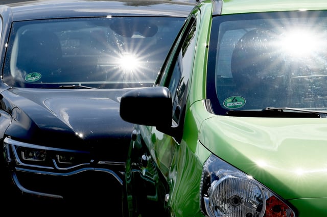 Bei Hitze kann es im Auto schnell sehr heiß und gefährlich werden – besonders für Kinder und Tiere. (Symbolbild)