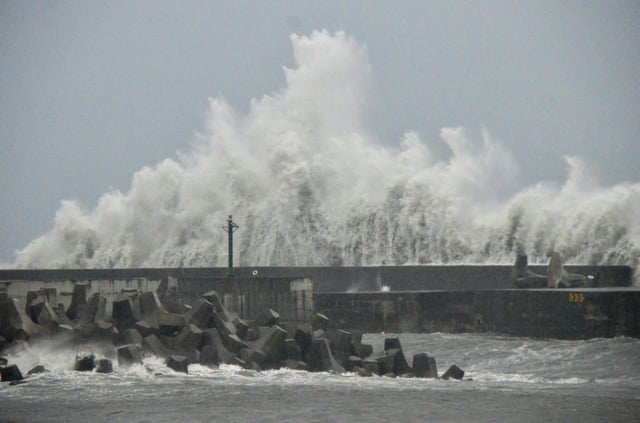 Des vagues provoqué par le typhon Podul, à Taitung (Taïwan), le 13 août 2025