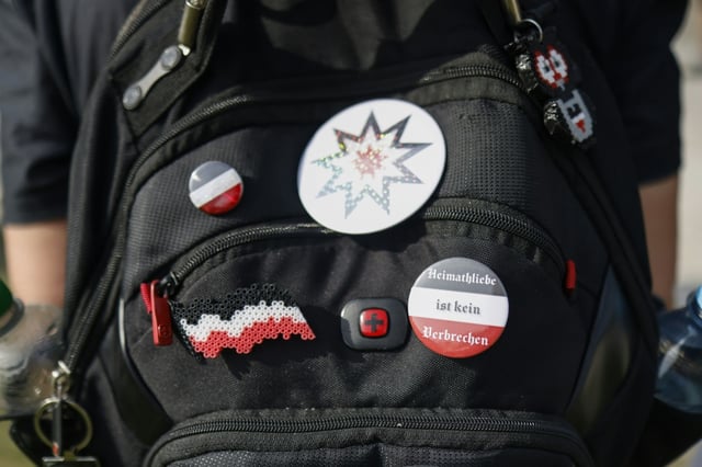 Ermittler haben bei einem mutmaßlichen Reichsbürger in Rheinland-Pfalz Waffen entdeckt. In dem Haus des Mannes in der Gemeinde Kriegsfeld wurden laut Polizei zudem Gegenstände gefunden, die Sprengmittel sein könnten.