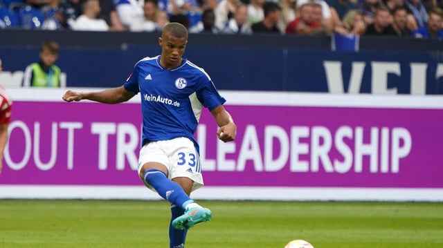 Malik Thiaw im Schalke Trikot
