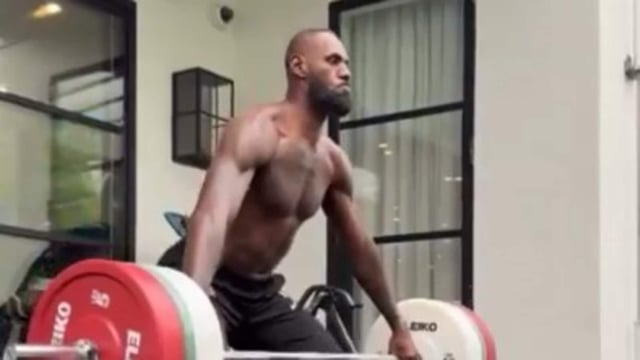 LeBron James prepares for the 2025/26 NBA season