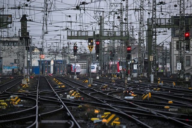 In Oberfranken hat es einen möglichen Anschlag auf den Bahnverkehr gegeben. Im Bereich des Coburger Bahnhofs wurden von unbekannten Tätern laut Polizei Kabel für die Weichen- und Signalsteuerung durchtrennt.