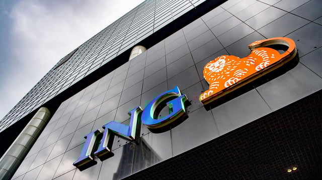 ING Bank Logo an der Fassade der Firmenzentrale