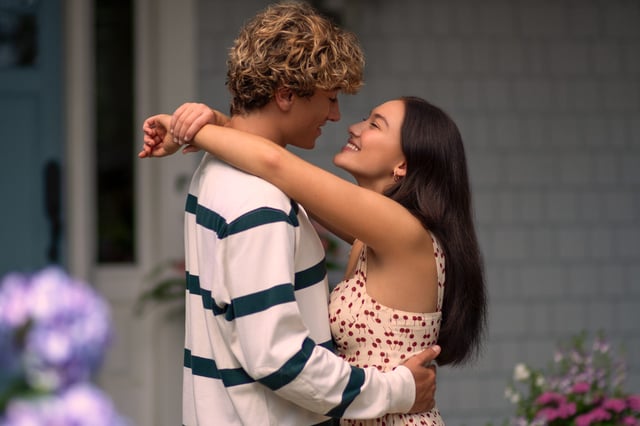 Belly (Lola Tung) and Jeremiah (Gavin Casalegno) bid each other farewell.