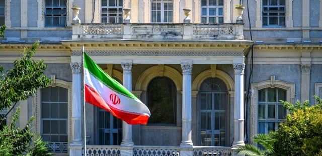 Le drapeau iranien flotte devant le consulat d'Iran à Istanbul le 25 juillet 2025