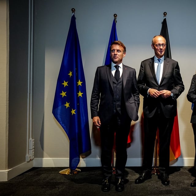 Frankreichs Präsident Emmanuel Macron (l-r), Bundeskanzler Friedrich Merz (CDU) und Keir Starmer, Premierminister von Großbritannien, treffen sich in Den Haag im Delegationshotel am Rande des Nato-Gipfels zu einem trilateralen Gespräch im E3-Format. 
