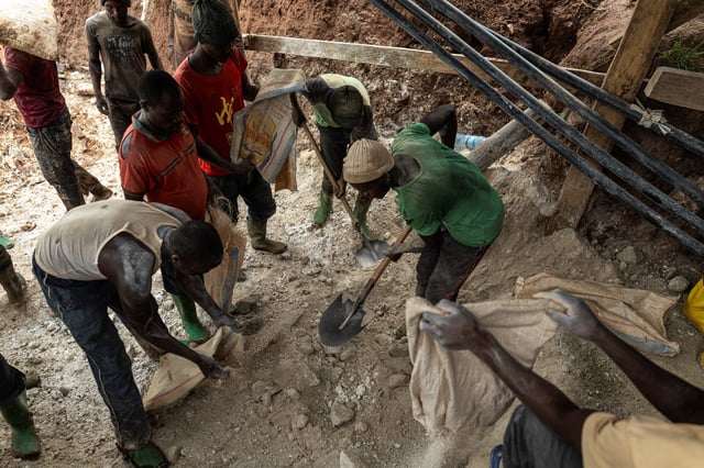A labourer carries a sack of ore at the Rubaya coltan mine, in the town of Rubaya, which is controlled by M23 rebels, in the eastern Democratic Republic of Congo March 24, 2025. REUTERS/Zohra Bensemra