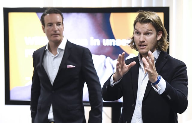 ABD0118_20191017 - WIEN - ÖSTERREICH: Die beiden N26-Gründer Valentin Stalf (r.) und Maximilian Tayenthal am Donnerstag, 17. Oktober 2019, im Rahmen eines Pressegesprächs anl. der Eröffnung des globalen Innovations- und Technologiezentrums in Wien. - FOTO: APA/HANS KLAUS TECHT - 20191017_PD6391