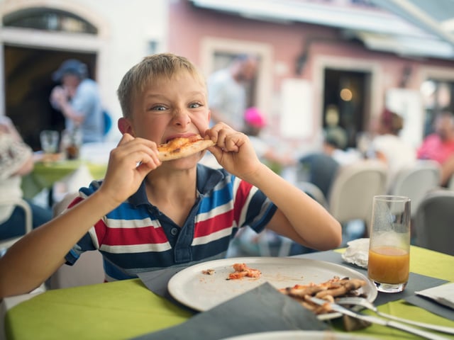 Teurer Spaß: Die Kosten für ein Abendessen am Gardasee, hier in Malcesine am Ostufer, haben sich in kurzer Zeit verdoppelt. Touristen meiden die Gegend zunehmend. Doch auch andere Tourismus-Grundgüter sind teurer geworden.
