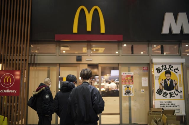 ARCHIVO - Varias personas, en el exterior de un restaurante de la cadena McDonald&#39;s en Tokio, Japón, el 15 de marzo de 2024. (AP Foto/Hiro Komae, archivo)
