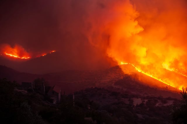 Un incendio en una zona forestal en la isla griega de Chios, este miércoles.