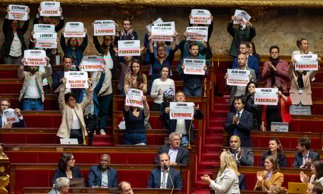 Après de vifs débats, la loi Duplomb avait été adoptée par l’Assemblée nationale le 8 juillet. Ci-contre, le 26 mai, des députés LFI brandissent le nom d’agriculteurs décédés et la maladie qui les a emportés.