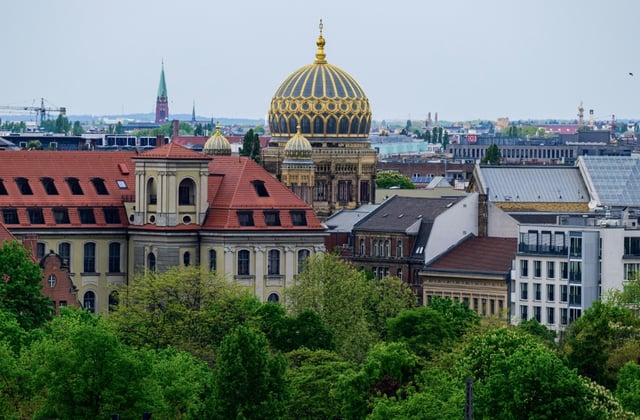 Ein Mann hat vor einer Synagoge in Berlin die israelische Flagge abgerissen. Der 51-Jährige wollte  trotz eines bestehenden Hausverbotes das jüdische Gotteshaus an der Oranienburger Straße betreten, wie die Polizei mitteilte.