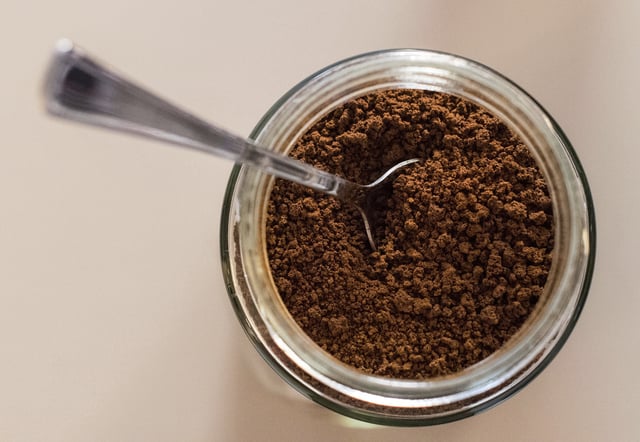 25 March 2018, Germany, Munich: A&#39;spoon in a jar of instant coffee granules. Photo by: Lino Mirgeler/picture-alliance/dpa/AP Images