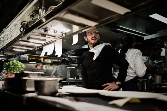 Simone Zanoni, le chef d'origine italienne du restaurant étoilé Le George au Four Seasons Hotel George V, le 12 septembre 2019.