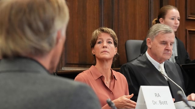 Christina Block (hinten l) und ihr ehemaliger Verteidiger Otmar Kury (r) sowie Gerhard Delling (vorne l)