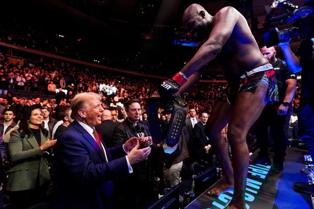 Donald Trump recibe como ofrenda el cinturón de campeón de los pesados de la UFC de parte del luchador Jon Jones, durante una velada en el Madison Square Garden, en Nueva York, en 2024