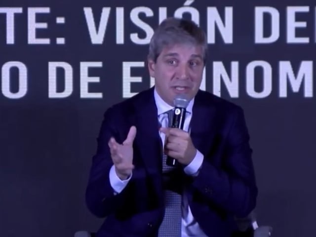 El ministro de Economía durante su exposición con desarrolladores inmobiliarios.