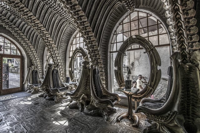 Die 2003 eröffnete und vom Künstler selbst entworfene „Giger Bar“ in Gruyères