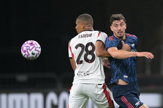 Malick Thiaw absolvierte die Vorbereitung noch für AC Mailand (hier im Spiel gegen Arsenal und Kai Havertz).