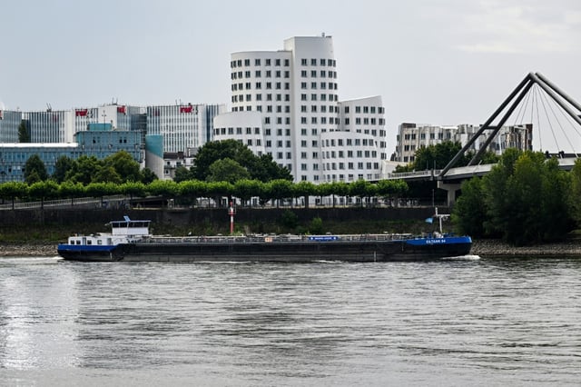 Düsseldorf verbietet das Baden im Rhein.
