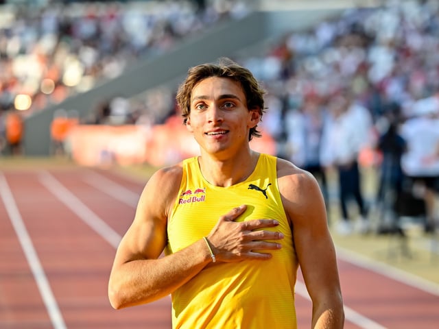 Budapest (Hungary), 12/08/2025.- Armand Duplantis of Sweden celebrates after setting a new world record of 6.29m in the men's pole vault at the 15th Gyulai Istvan Memorial Track and Field Hungarian Grand Prix in the National Athletics Center in Budapest, Hungary, 12 August 2025. (Salto con pértiga, Hungría, Suecia) EFE/EPA/Tamas Vasvari HUNGARY OUT
