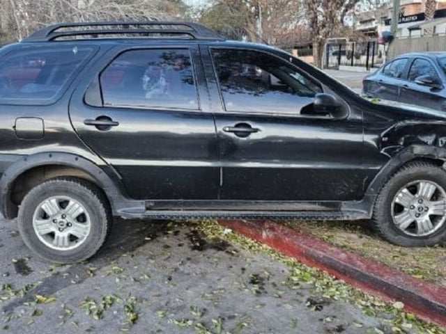 El auto negro que era buscado por la policía terminó chocando contra otros dos vehículos en el barrio Ampliación Jardín Hipódromo. Foto: Policía de Córdoba