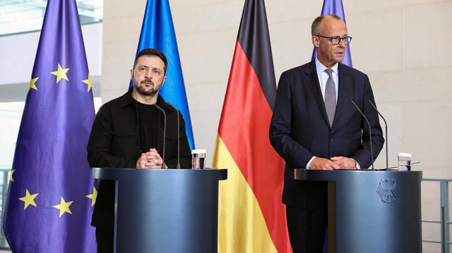 Wolodymyr Selenskyj und Friedrich Merz geben eine Pressekonferenz in Berlin.