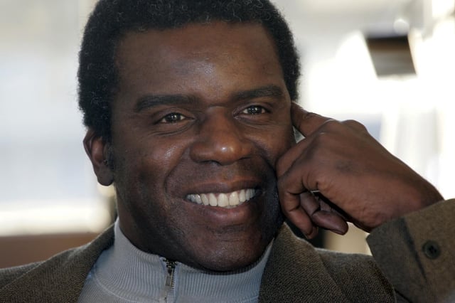 Jacques Martial (ici en 2006), acteur et doubleur, adjoint à la mairie de Paris, est décédé dans la nuit de mardi à mercredi 13 août 2025 d’une longue maladie.
