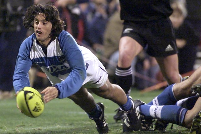 Agustín Pichot saca de un scrum la pelota en el test match de 2011 entre los Pumas y All Blacks; de una jugada similar provino el desenlace aquella noche en que Argentina estuvo por vencer por primera vez a Nueva Zelanda.