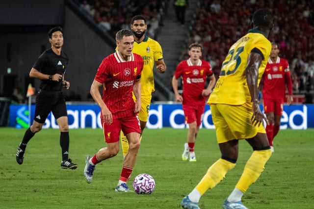 Florian Wirtz (izquierda) de Liverpool avanza con el balón en el amistoso contra el AC Milan, el sábado 26 de julio de 2025, en Hong Kong. (AP Foto/Chan Long Hei)