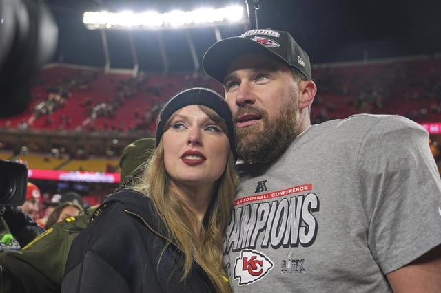 ARCHIVO - El ala cerrada de los Kansas City Chiefs, Travis Kelce, a la derecha, aparece con la cantante Taylor Swift después de la victoria de los Chiefs sobre los Buffalo Bills en el juego del Campeonato de la AFC en Kansas City, Mo., el 26 de enero de 2025. (Foto AP/Charlie Riedel, archivo)
