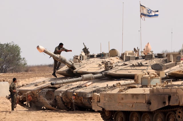 Las tropas israelíes se despliegan en la frontera con la Franja de Gaza el 13 de agosto de 2025, mientras continúa la guerra entre Israel y el grupo terrorista Hamas