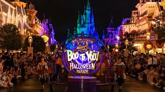 Disney Vacation Club Member Halloween Tote Bag Giveaway at Mickey’s Not So Scary Halloween PartyDisney Vacation Club Member Halloween Tote Bag Giveaway at Mickey’s Not So Scary Halloween Party