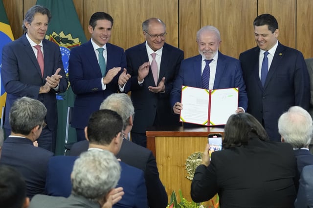 Economy Minister Fernando Haddad, from left, Chamber of Deputies President Hugo Motta, Brazil's Vice President Geraldo Alckmin, Brazil's President Luiz Inacio Lula da Silva and Senate President Davi Alcolumbte, pose for a group photo during a signing ceremony to enact the Sovereign Brazil Plan, an aid program to support companies affected by the 50% tariffs imposed on Brazilian products in the United States, at the Planalto presidential palace in Brasilia, Brazil, Wednesday, Aug. 13, 2025. (AP Photo/Eraldo Peres)