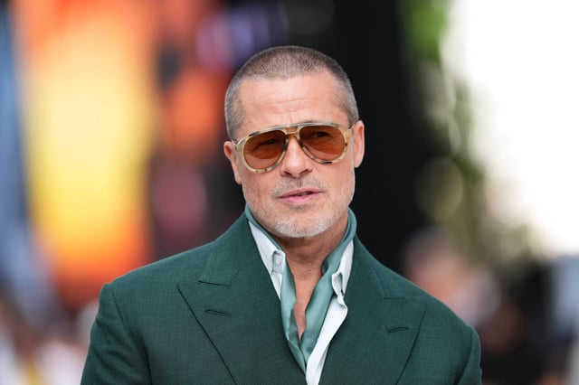 ARCHIVO - Brad Pitt posa para los fotógrafos a su llegada al estreno de la película &#39;F1 The Movie&#39; el lunes 23 de junio de 2025 en Londres. (Foto Scott A Garfitt/Invision/AP, archivo)